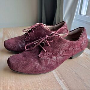 Taos Cobbler Suede Lace Up Oxford Low Heel Booties Floral Burgundy Shimmer 7M